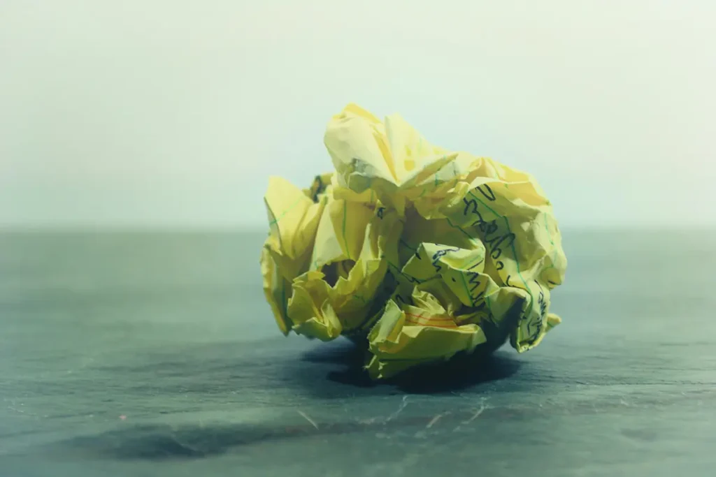 Boule de papier pour symboliser les motifs de refus d'un visa