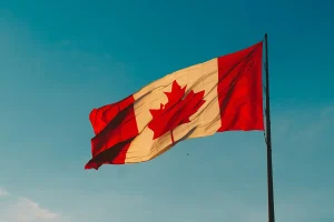 Drapeau du Canada qui flotte au vent
