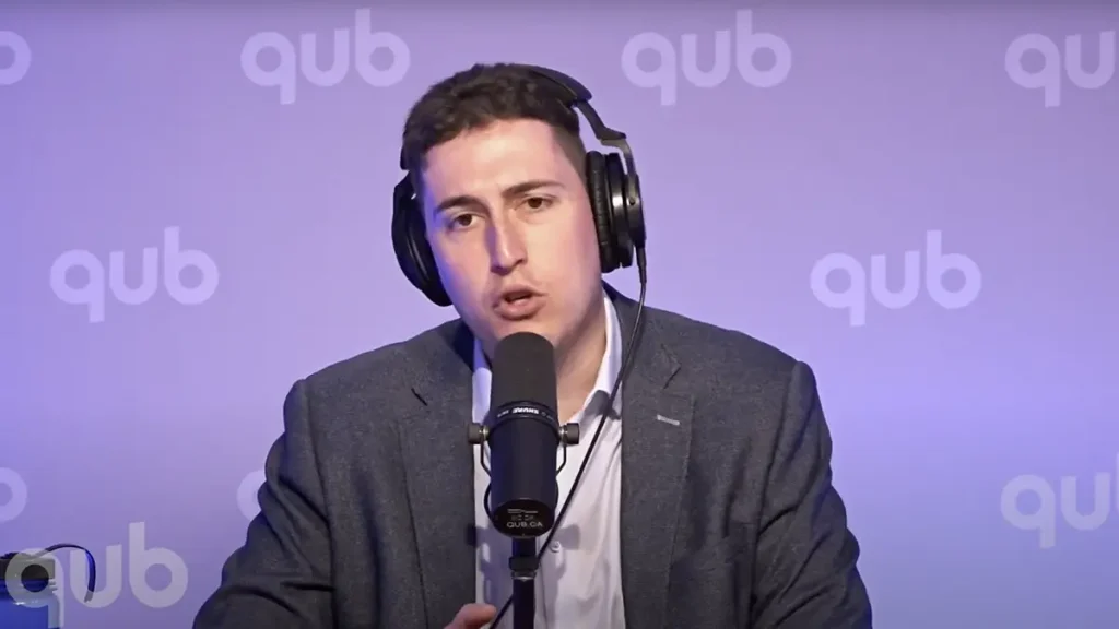 Alexandre Moranville-Ouellet de Qub Radio rencontre Mélanie Scattolin pour discuter des délais chez Immigration Canada