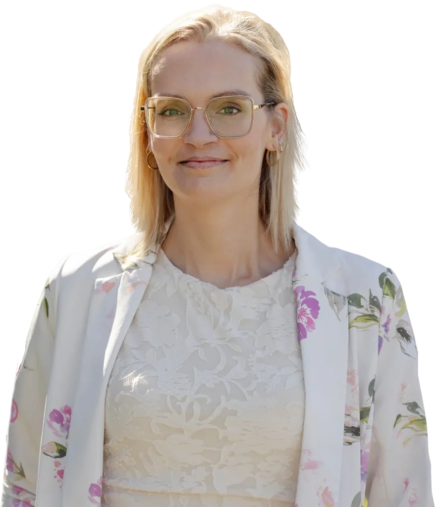 Portrait de Mélanie Scattolin avec un veston fleuri